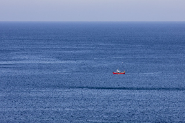 Archivo - Barco de pesca en Carnota (A Coruña)
