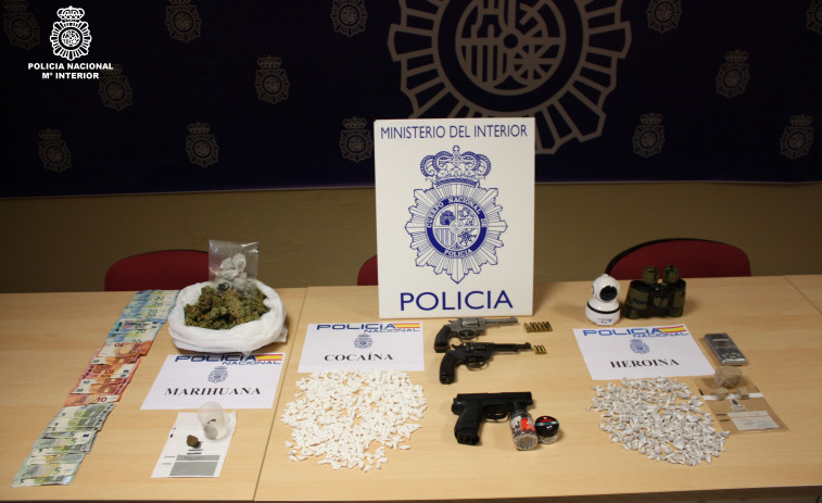 Asalto policial a un 'narcopiso' en el Barrio de Covadonga de Ourense descubre  pistolas, heroína y cocaína