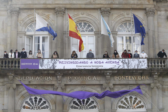 La Diputación de Pontevedra muestra una pancarta con motivo del 8M.
