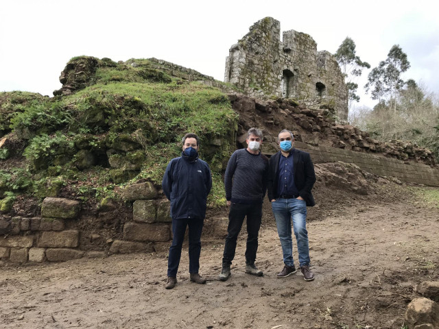 El diputado provincial Xosé Luis Penas visita las Torres de Altamira, en Brión, junto a responsables del proyecto de recuperación