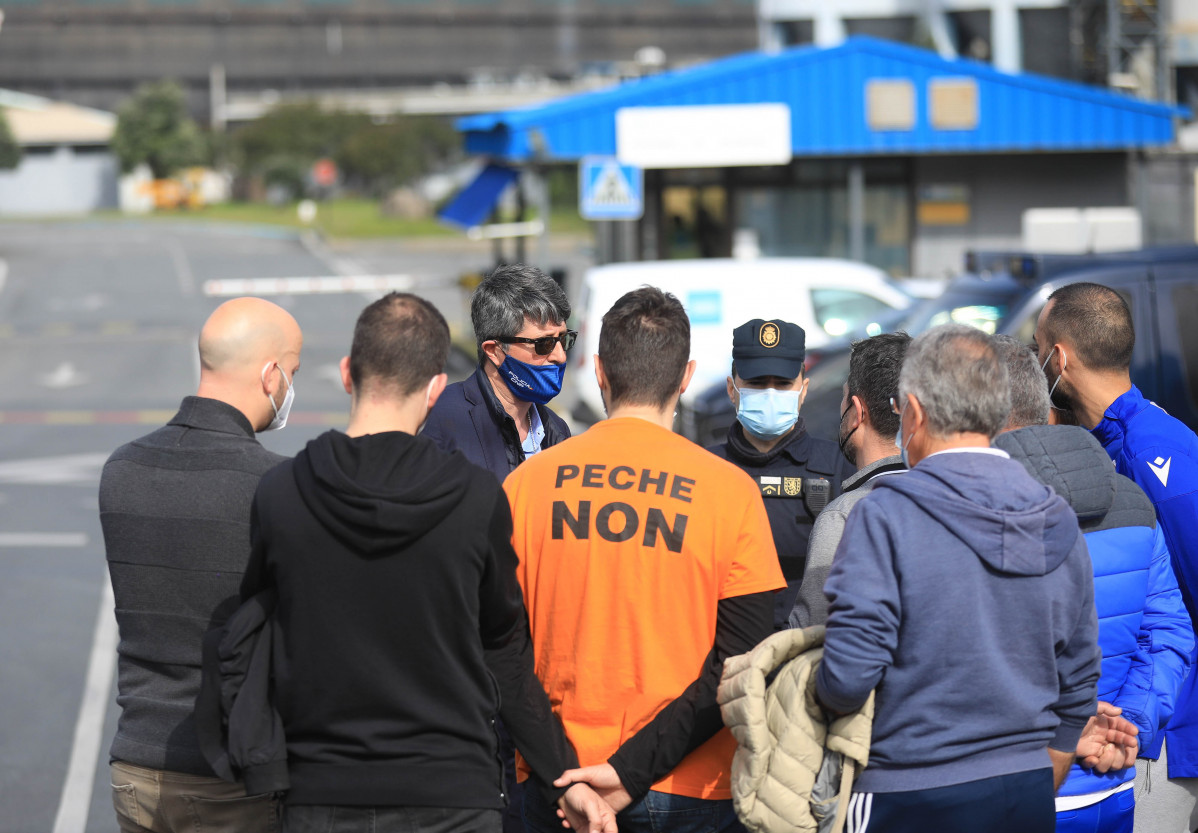 Varios agentes con trabajadores en las inmediaciones de la fábrica de Alu Ibérica en A Coruña, Galicia (España)