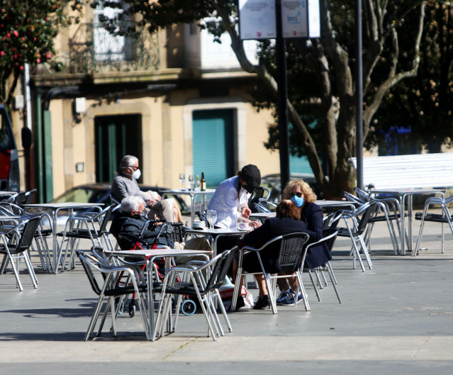 Comensales disfrutan en la terraza de un restaurante con un 30% de aforo permitido en el área sanitaria de Ferrol, A Coruña, Galicia (España), a 5 de marzo de 2021. El comité clínico de la Xunta de Galicia decidió levantar las restricciones especiales el