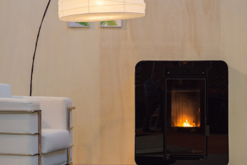 Archivo - Una estufa de biomasa en una vivienda. Archivo