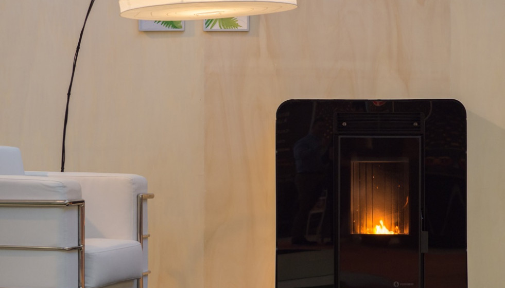 Archivo - Una estufa de biomasa en una vivienda. Archivo