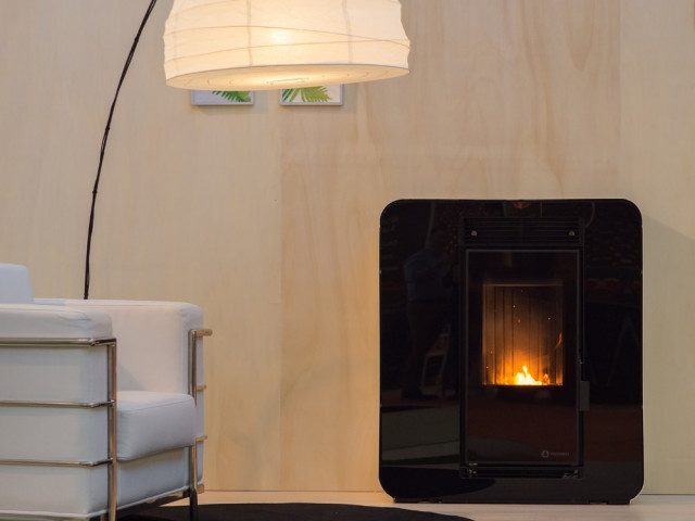 Archivo - Una estufa de biomasa en una vivienda. Archivo