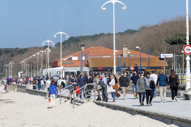 Varias personas en la playa de Samil, en Vigo, Galicia (España), a 28 de febrero de 2021. Los gallegos afrontan este domingo el tercer día de desescalada progresiva después de que este viernes 26 de febrero comenzara el alivio de restricciones en la regió