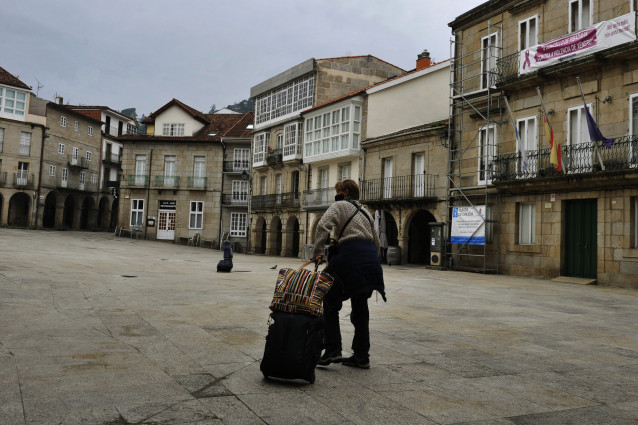 Archivo - Una persona camina por una de las calles de Ribadavia el día de la entrada en vigor de nuevas medidas y del cierre perimetral del municipio debido a la crisis del Covid-19, en Ribadavia, Ourense, Galicia, (España), a 14 de noviembre de 2020. Est