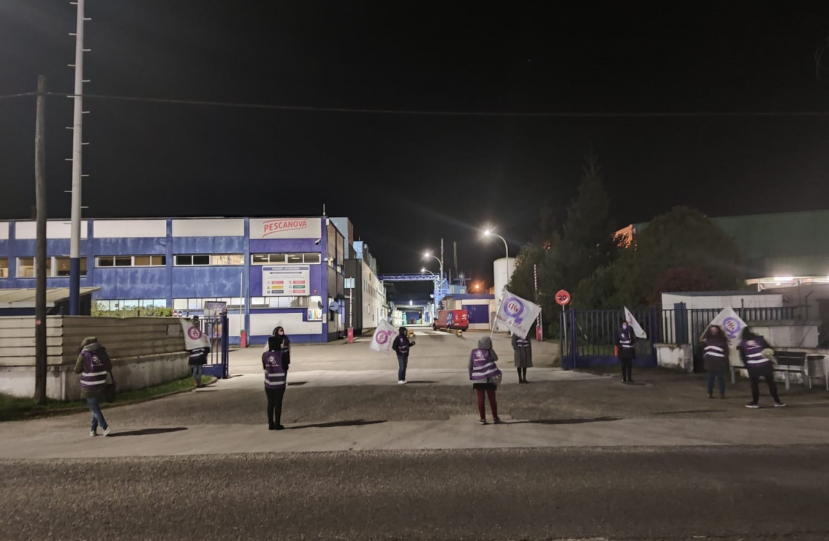 Piquete de la huelga feminista ante las puertas de Pescanova en una imagen de la CIG