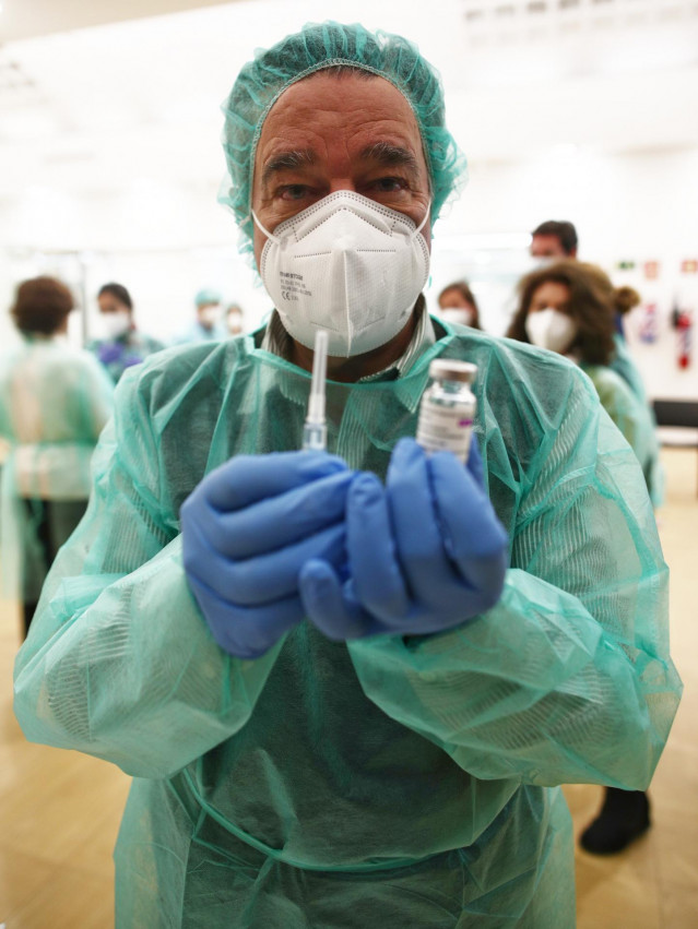 El presidente del Colegio Oficial de Farmacéuticos de Madrid (COFM), Luis González, sostiene un vial de la vacuna de AstraZeneca contra la COVID-19, en la sede del COFM, en Madrid (España), a 1 de marzo de 2021. El pasado 25 de febrero comenzó la campaña