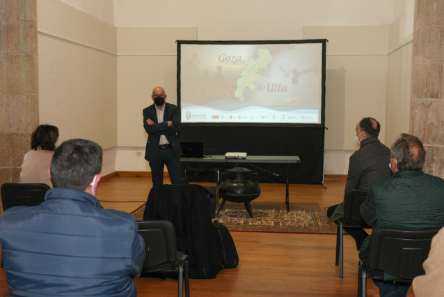 El vicepresidente de la Diputación de A Coruña, Xosé Regueira, presenta el vídeo de promoción turística 'Goza do Ulla' desde la Capela da Madalena.