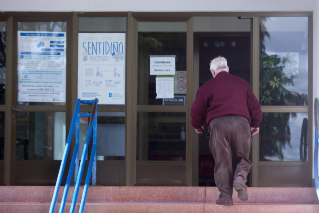 Un hombre entra a un centro de salud en el municipio gallego de Guitiriz, en Lugo, Galicia (España), a 17 de febrero de 2021. Esta localidad gallega ha contabilizado un total de 123 positivos en los últimos 14 días, lo que sitúa su incidencia acumulada po