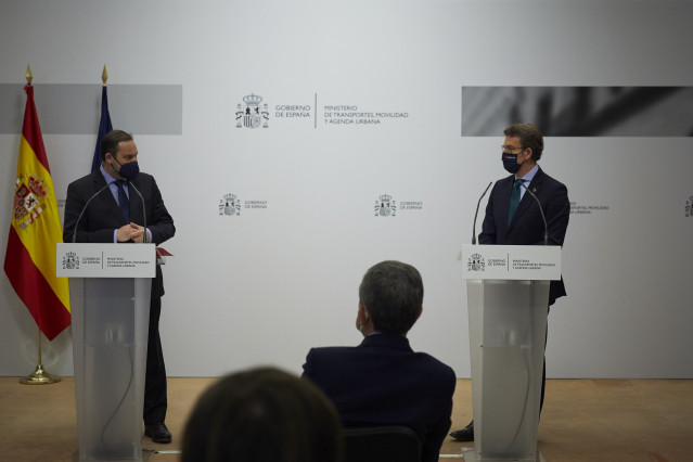 El presidente de la Xunta de Galicia, Alberto Núñez Feijóo (d), y el ministro de Transportes, Movilidad y Agenda Urbana, José Luis Ábalos (i), ofrecen una rueda de prensa tras mantener una reunión.