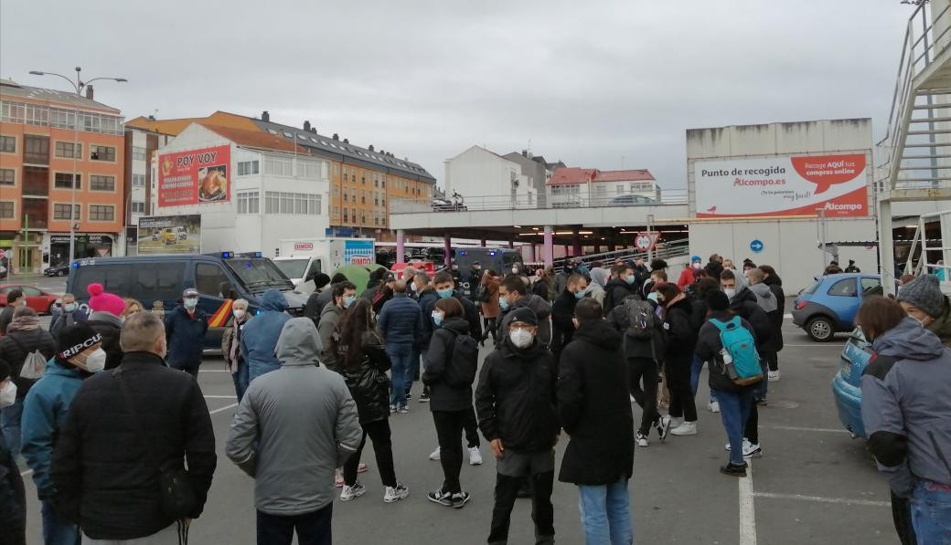 Piquete informativo sobre la huelga frente al Alcampo de Ferrol es una foto de Ramu00f3n Sarmiento