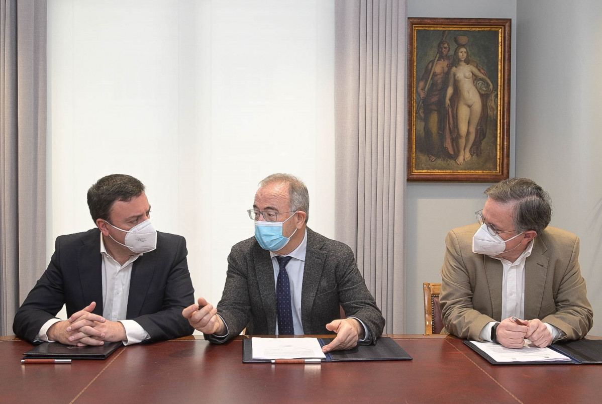 El presidente de la Diputación de A Coruña, Valentín González Formoso; el alcalde de Santiago, Xosé Sánchez Bugallo, y el diputado de Cultura, Xurxo Couto, en la firma de unos convenios de colab