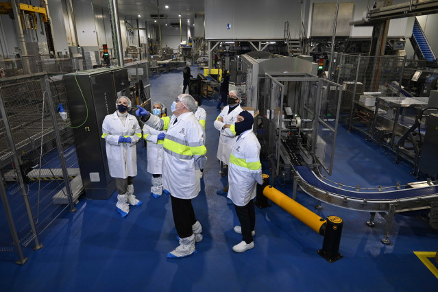 La directora de la Axencia Galega de Innovación, Patricia Argerey, y la delegada de la Xunta en Vigo, Marta Fernández-Tapias, en una visita a la planta del grupo Iberconsa en Vigo.