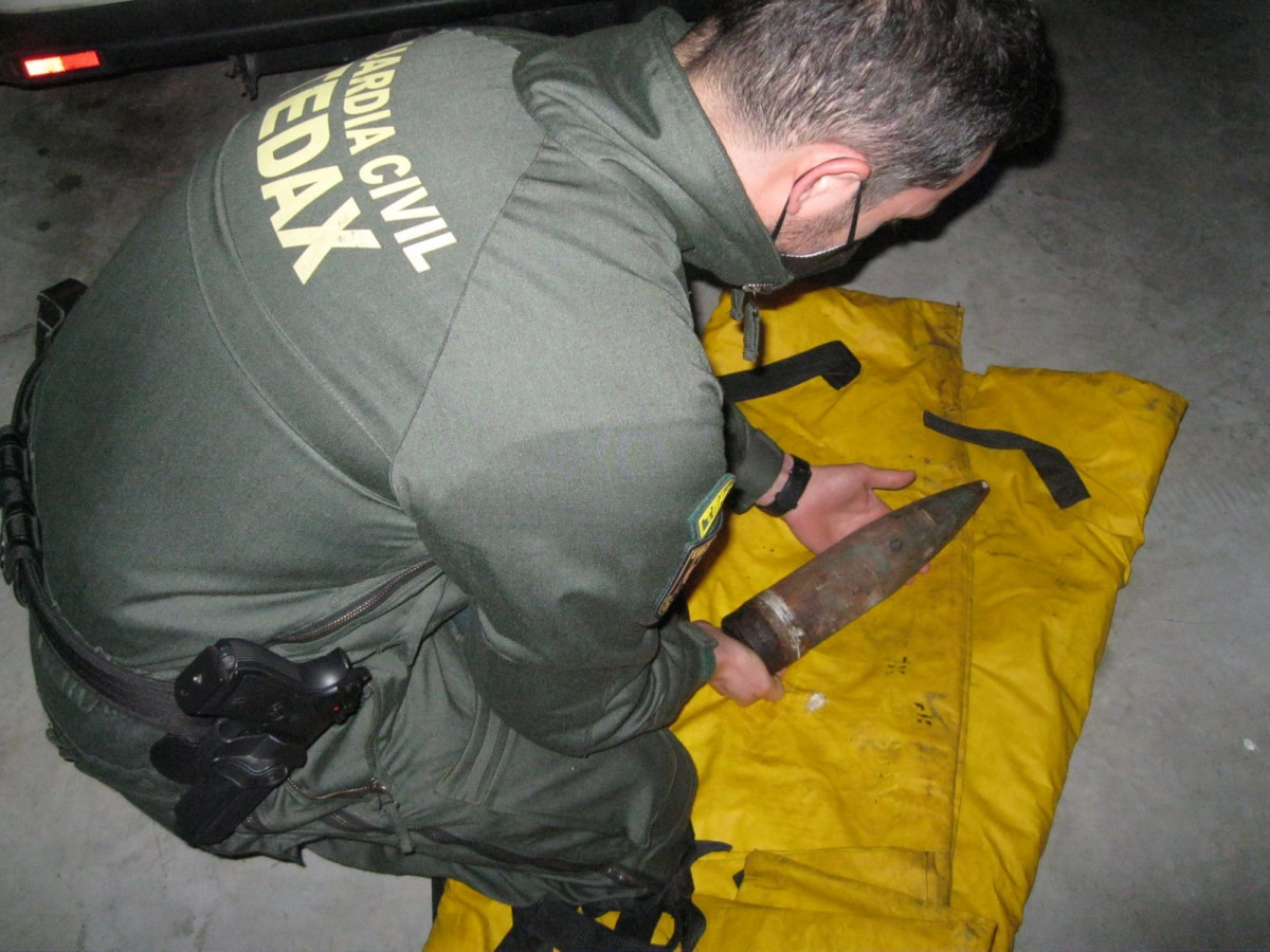 Proyectil encontrado por un hombre en una chatarrería de Ourense, que ha sido entregado a la Guardia Civil para su desactivación.