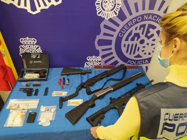 Armas intervenidas a cinco detenidos en Lugo por tenencia ilícita y amenazas.