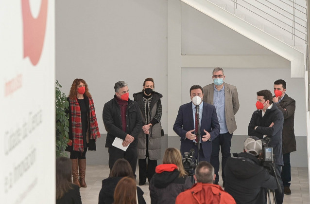 El presidente de la Diputación de A Coruña, Valentín González Formoso, y el alcalde de Boiro, José Ramón Romero, visitan el centro de coworking 'Lab Barbanza'