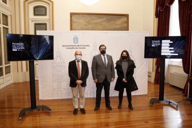 El concejal de A Coruña de Educación, Jesús Celemín, y el rector de la UDC, Julio Abalde, presentan el foro 'Pensando en Educación'
