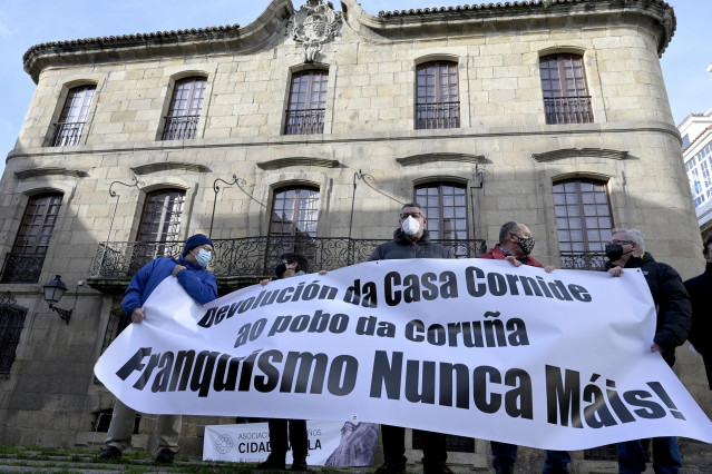 Archivo - Varias personas se concentran frente a la Casa Cornide bajo el lema  'A Casa Cornide é da Coruña. Devolución ya'.