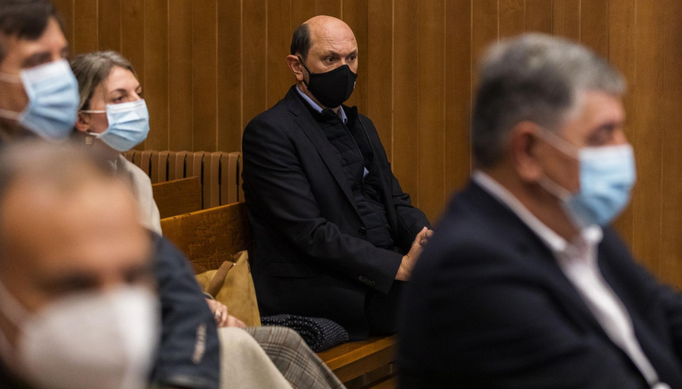 Archivo - El expresidente de la Diputación de Pontevedra, Rafael Louzán, sentado en el banquillo de los acusados del juzgado de lo penal número 3 de Pontevedra, Galicia (España), a 20 de noviembre