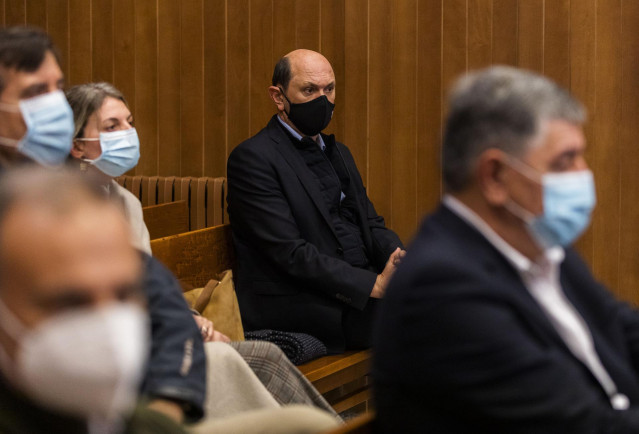 Archivo - El expresidente de la Diputación de Pontevedra, Rafael Louzán, sentado en el banquillo de los acusados del juzgado de lo penal número 3 de Pontevedra, Galicia (España), a 20 de noviembre de 2020. En esta causa es una pieza separada de la conocid