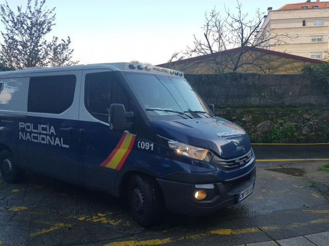 Furgón policial en el que llegan al juzgado de Vigo los detenidos por supuesto blanqueo, falsedad documental y administración desleal en el Colegio de Enfermería de Pontevedra.