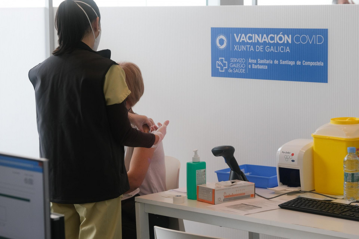Un sanitario administra la primera dosis de la vacuna AstraZeneca contra la COVID-19 en la Cidade da Cultura de Santiago de Compostela.