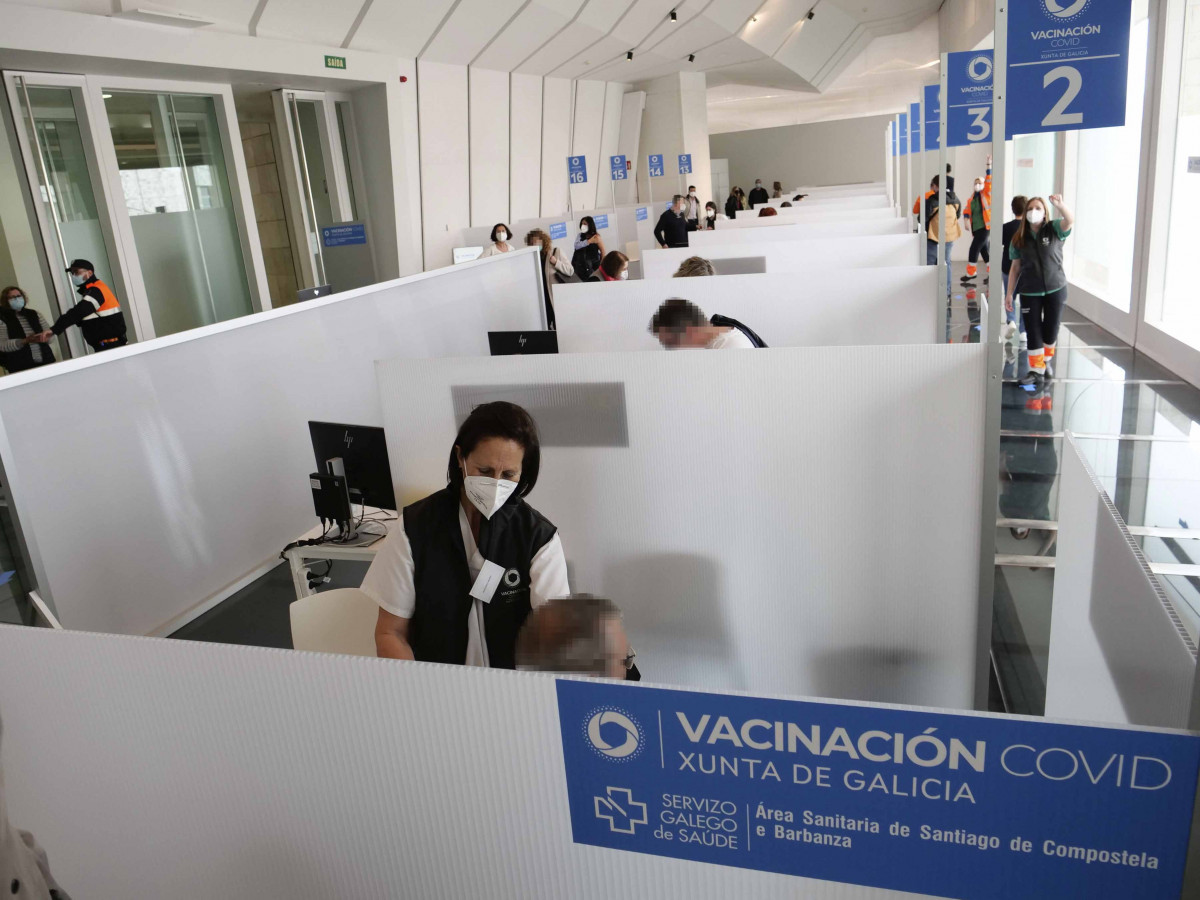 Varias personas reciben la primera dosis de la vacuna de AstraZeneca contra la COVID-19 en la Cidade da Cultura de Santiago.