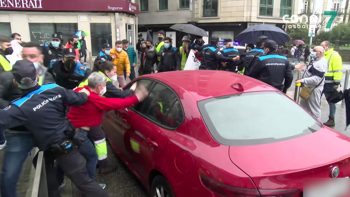 Trabajadores de Ence golpeando coches a la salida del Ayuntamiento