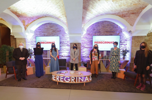 La conselleira de Emprego e Igualdade, María Jesús Lorenzana, y la directora de Turismo de Galicia, Nava Castro, participan en el ciclo