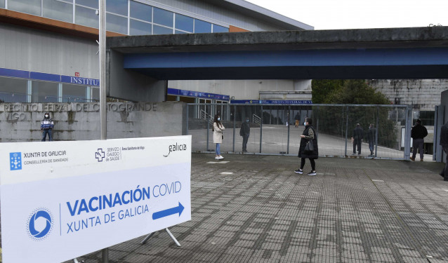 Indicación de `Vacinación Covid´ en el exterior del Instituto Ferial de Vigo (Ifevi), en Pontevedra, Galicia (España), a 13 de marzo de 2021. Un total de 4.400 personas serán inmunizadas por un equipo de 60 profesionales sanitarios que administrarán la va
