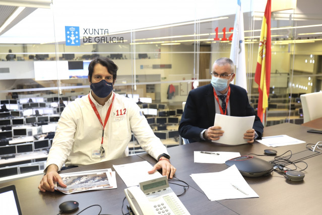 El director xeral de Interior e Emerxencias, Santiago Villanueva, y el gerente de la Axega, Marcos Araújo, presentan la memoria anual del 112