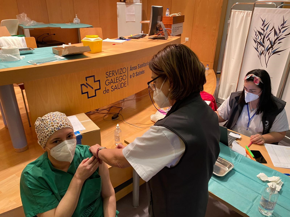 Archivo - El Sergas inicia la administración de la segunda dosis de la vacuna a profesionales sanitarios