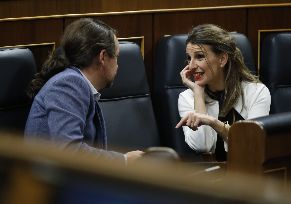  La ministra de Trabajo, Yolanda Díaz, habla con el vicepresidente de Derechos Sociales y para la Agenda 2030, Pablo Iglesias, durante el pleno celebrado este jueves en el Congreso de los Diputados. Iglesias ha propuesto a Díaz como su sucesora en Unidas Podemos