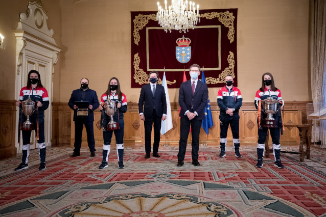 El presdiente de la Xunta, Alberto Núñez Feijóo, recibe al equipo femenino del Club Deportivo Pescados Rubén Burela