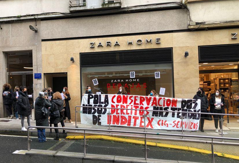 Protesta de trabajadoras de Inditex delante del Zara Home de la Ru00faa Compostela  en febrero de 2020 en una foto de CIG