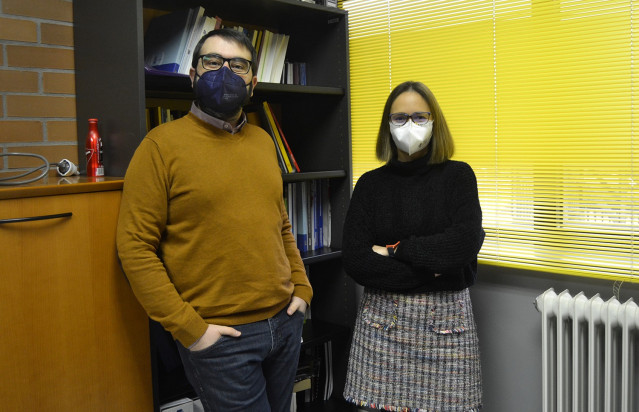 Archivo - Los profesores Alberto Dafonte y Mabel Míguez, investigadores principales del proyecto 'Narrativas digitales contra la desinformación'