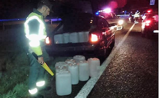 Incautan 300 litros de aguardiente en la autovía A-52 a la altura de Sandiás, Ourense