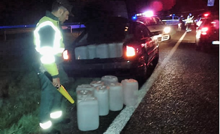 Incautan 300 litros de aguardiente en la autovía A-52 a la altura de Sandiás, Ourense