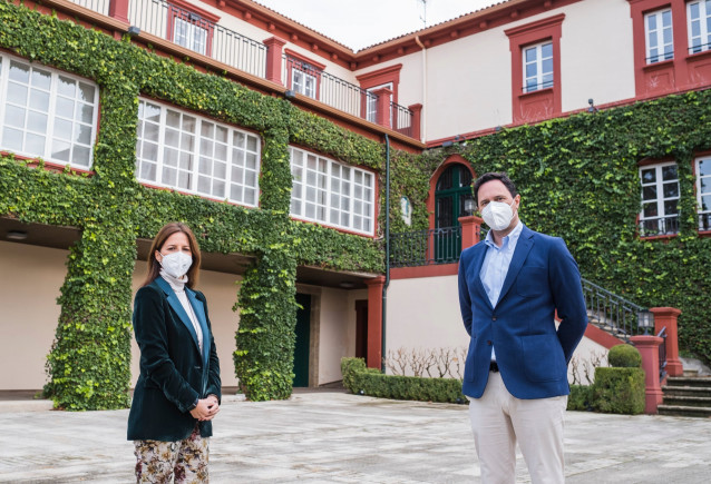 La directora del Grupo Montesqueiro, Lucía Cidón,  y el director gerente de Golf Xaz, Alfonso Castiñeira