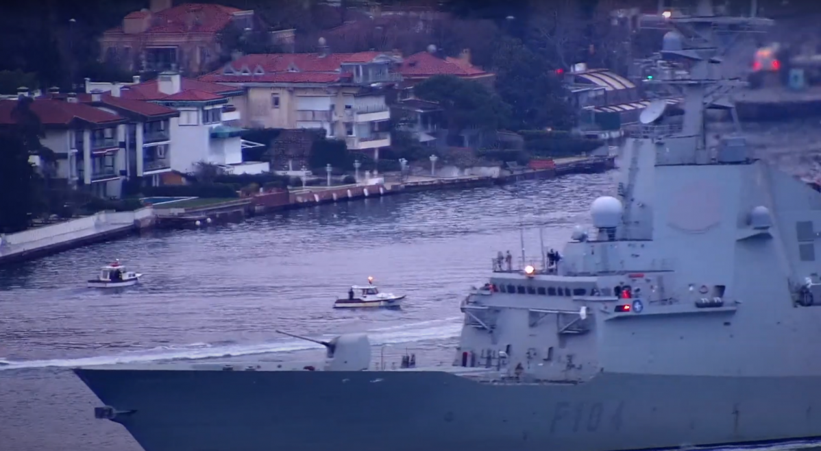 La fragata Méndez Nuñez atravesando el Bósforo en una imagen