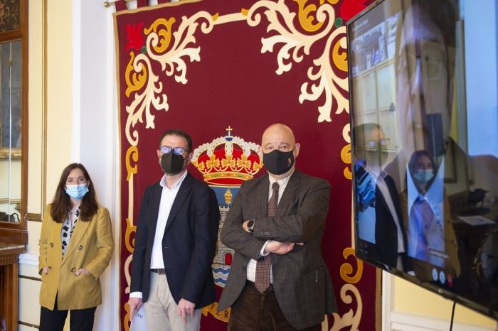 Rey, Mato y Mao en la presentación del informe