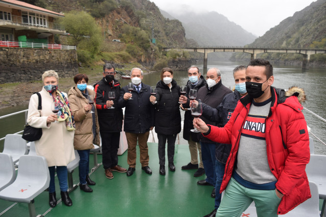 Nota De Prensa E Foto: O Presidente Inaugura A Tempada De Catamaráns Pola Ribeira Sacra, Con Máis De 260 Reservas Nesta Ponte De San Xosé