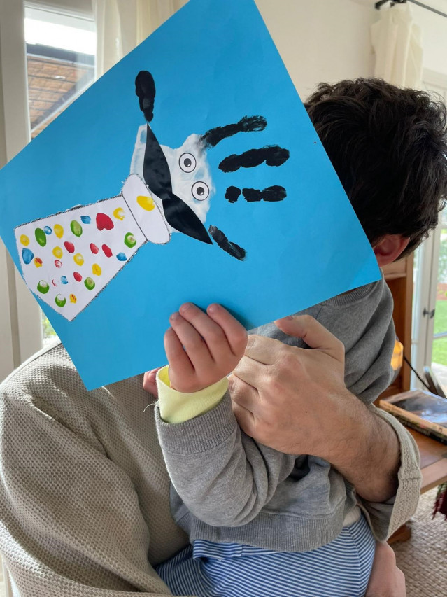 El presidente gallego recibe un regalo de su hijo por el Día del Padre.