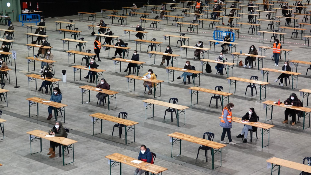 Opositores realizan un examen en el recinto ferial de Silleda