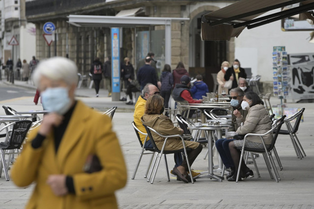 Varias personas en la terraza de un restaurante, en A Coruña, Galicia (España), a 19 de marzo de 2021. A Coruña se encuentra en el nivel medio de restricciones, en el que la hostelería cerrará a las 21 horas como en toda la comunidad, pero el aforo en el