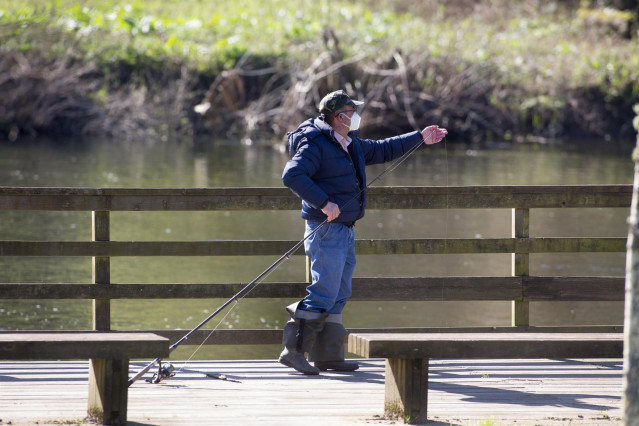 Un pescador agarra la puntera de su cana en el coto de Rábade del río Miño, en Rábade (Lugo), a 21 de marzo de 2021