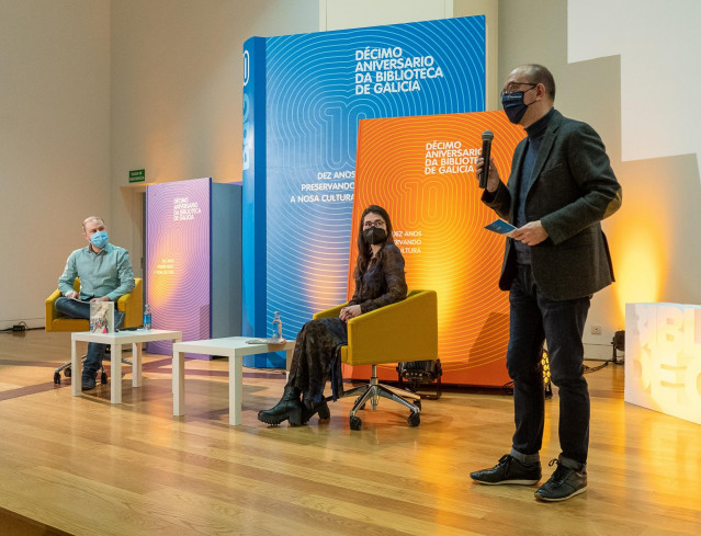 El  secretario xeral de Cultura, Anxo M. Lorenzo, participa en el recital de la poeta