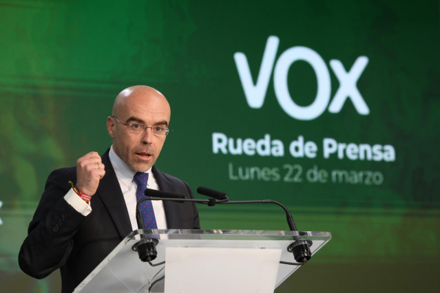 El vicepresidente primero del Comité de Acción Política y eurodiputado de Vox, Jorge Buxadé, ofrece una rueda de prensa tras la celebración del comité
